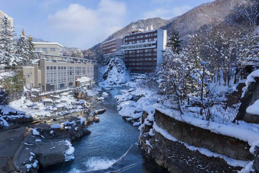 札幌溫泉旅館推薦特色亮點： 1️⃣ 札幌溫泉：多數房型可欣賞溪景，露天風呂讓旅客在冬天泡湯賞雪，在秋天感受楓紅圍繞。 2️⃣ 懷石料理：旅館提供精緻日式料理，無論早餐或晚餐都講究擺盤與口感！ 3️⃣ 體貼服務：入住期間熱情招待，甚至有旅客表示工作人員曾幫忙聯繫巴士公司找回遺失物品，讓住宿體驗更安心。